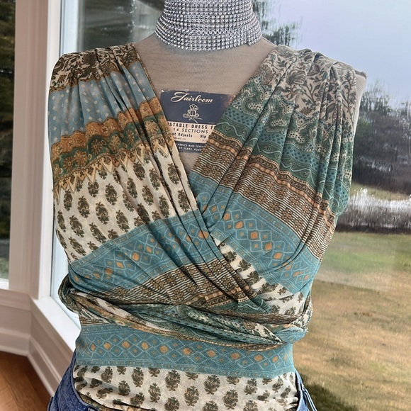 Sweet pea sleeveless top S flattering stretchy material. Fun boho pattern - Picture 3 of 6